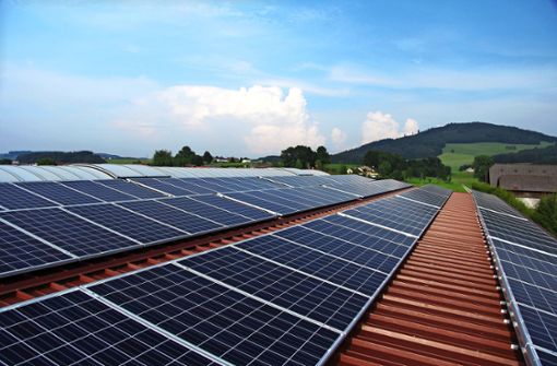 Bis 2026 sollen  auf allen geeigneten städtischen Dächern Photovoltaik-Anlagen installiert werden. Foto: /schropferoval