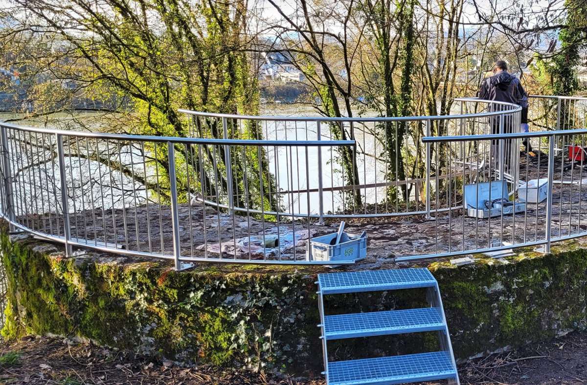 Jetzt mit Treppe und Stahlgeländer: Die  Reste des antiken Brückenkastells bei Wyhlen  bieten nicht nur einen interessanten Blick auf die antike Vergangenheit, sondern auch auf den Rhein und hinüber nach Kaiseraugst. Foto:  