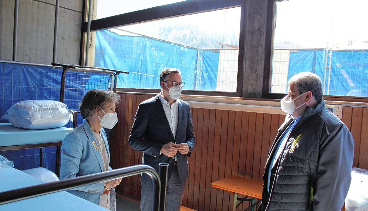 In der Unterkunft in Schönau: Landrätin Marion Dammann, Staatssekretär Siegfried Lorek und Bürgermeister Peter Schelshorn.                                                                                                                                                                                         Foto: zVg