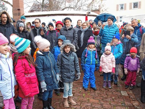 Auftakt zum Brombacher Weihnachtsmarkt mit dem Kinderchor der Hellbergschule.                                                                        Foto: Peter Ade