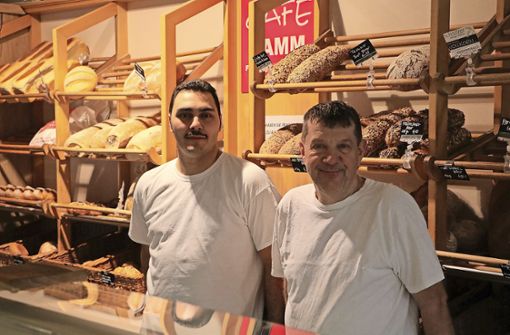 Andreas Lamm (rechts) übergibt die gleichnamige Bäckerei an Tayfun Bagir. Foto: /Ingmar Lorenz