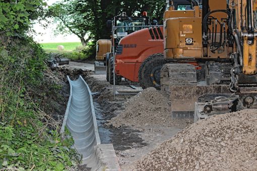 Kleinere Baumaßnahmen zur zielgerichteten Ableitung von Wasser sind bereits umgesetzt worden. Unser Foto zeigt den Bau einer Ablaufrinne oben am Berg am Steinenweg. Foto: Tim Nagengast