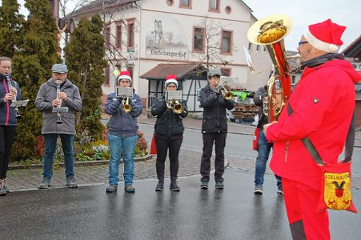 Unter der Leitung des als Weihnachtsmann verkleideten Björn Kuder spielten die Adelhauser Musiker an Heiligabend im Dinkelbergdorf auf. Foto: Petra Wunderle