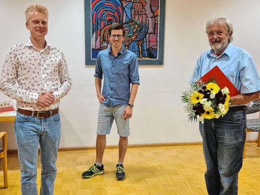Auch die Landtagskandidaten Peter Schallmayer (links) und Nico Kiefer würdigten  Alfred Winklers (rechts) langjährigen Verdienste um die SPD. Foto: zVg