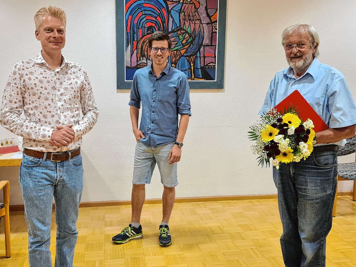Auch die Landtagskandidaten Peter Schallmayer (links) und Nico Kiefer würdigten  Alfred Winklers (rechts) langjährigen Verdienste um die SPD. Foto: zVg
