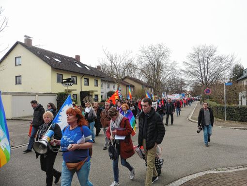 Beim  Ostermarsch durch die Stadt war immer wieder die Forderung nach „Frieden schaffen ohne Waffen“ zu hören.  Foto: zVg Foto: Weiler Zeitung