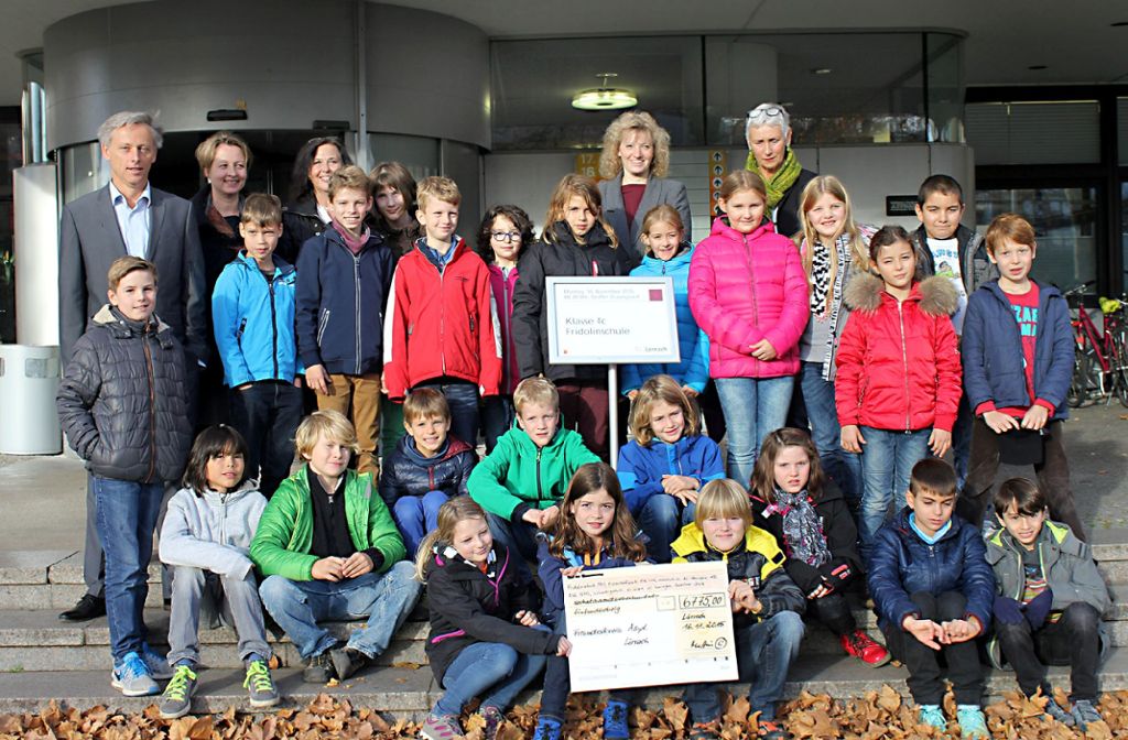 Die Klasse 4c der Fridolinschule bei der Scheckübergabe vor dem Rathaus Foto: Elena Polnau Foto: Die Oberbadische
