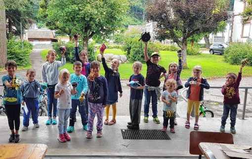 Stolz präsentierten die Ferienspaß-Kinder ihre Werke nach dem Vormittag mit der Hebelmusik. Foto: Fotos: Ralph Lacher