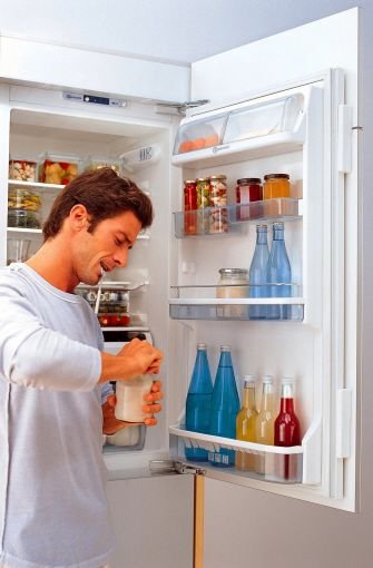 Sparen beim alten Kühlschrank
1. Wenn ein Kühlschrank gut be- und entlüften kann, verbraucht er weniger Strom. Deshalb die Lüftungsöffnungen nicht abdecken und regelmäßig entstauben.
2. In einem vollgestopften Kühlschrank kann die Luft nicht richtig zirkulieren, das Gerät muss mehr arbeiten.
3. Wer Gefrorenes im Kühlschrank auftaut, kühlt diesen zusätzlich – und spart dadurch bei der Kühlschrank-Energie.
4. Bei längerem Urlaub kann der Kühlschrank geleert und ­abgeschaltet ­werden.
5. Gefrierfächer und -geräte regelmäßig abtauen, Eis ­erhöht den Stromverbrauch. Foto: Bauknecht