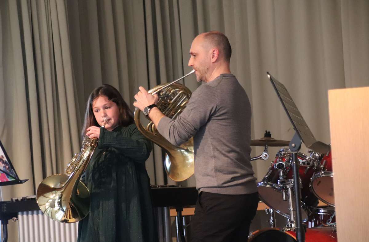 Schöne Töne mit dem Horn: Aurelia Coscia mit dem Leiter der Bläserklasse Carl-Philipp Rombach.