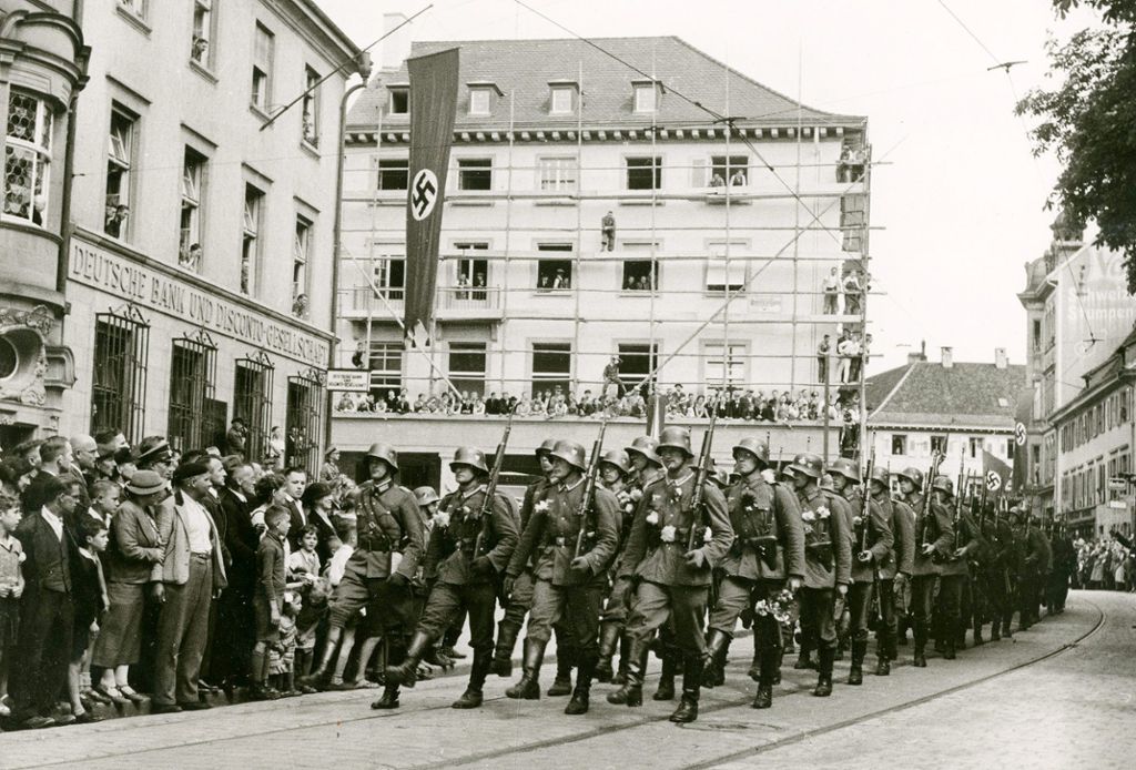 Verbände der Wehrmacht marschieren am 8. März 1936 über den Alten Marktplatz.  Foto: zVG/Stadtarchiv Lörrach/StaLö2.61.15v