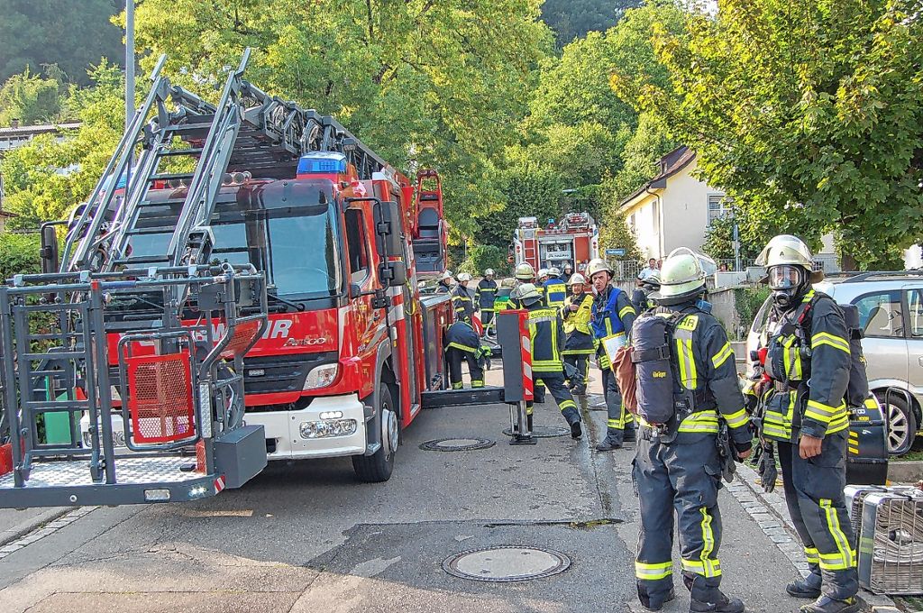 Lörrach: Auto brennt: Helfer verletzt