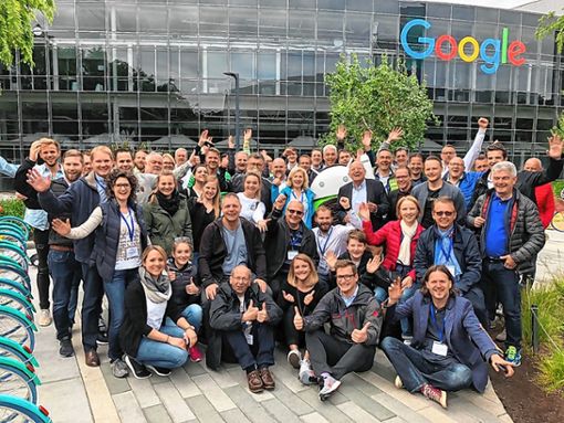 Die Reisegruppe vor dem Firmensitz von Google im Silicon Valley   Foto: zVg Foto: Weiler Zeitung