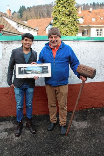 Der neue Pächter Quocvy Nguyen mit Silvester Schneider, der den alten Eishammer in der Hand hält. Foto: Markgräfler Tagblatt