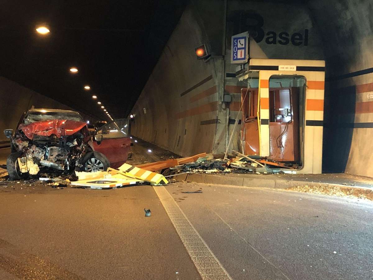 Basel: Autofahrerin stirbt bei Unfall