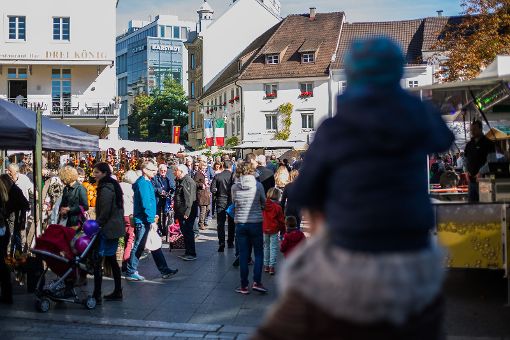 Das Lörracher Herbstfest war am Samstag im Wetterglück und lockte viele Besucher an. Foto: Kristoff Meller Foto: mek