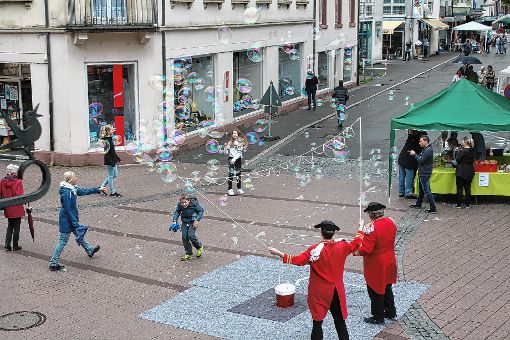 Welt des Zaubers: Eine Attraktion waren die beiden Seifenblasenkünstler. Foto: Markgräfler Tagblatt