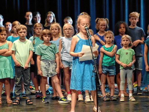 Mehr als 50 Kinder sangen bei dem Konzert mit. Foto: Gottfried Driesch