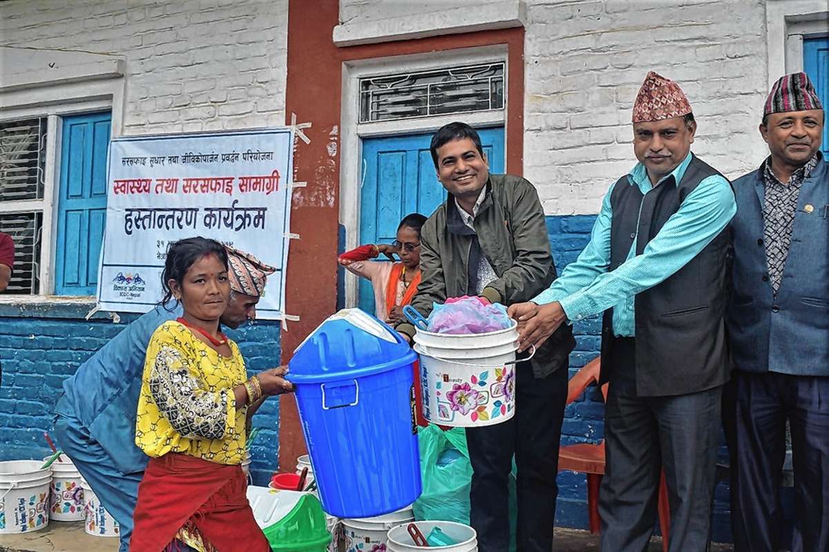 Binod Rijal (Mitte) von der nepalesischen Organisation ICDC koordiniert die Projekte vor Ort, hier bei der Verteilung von Hygieneartikeln in Netrawati Dabjong.