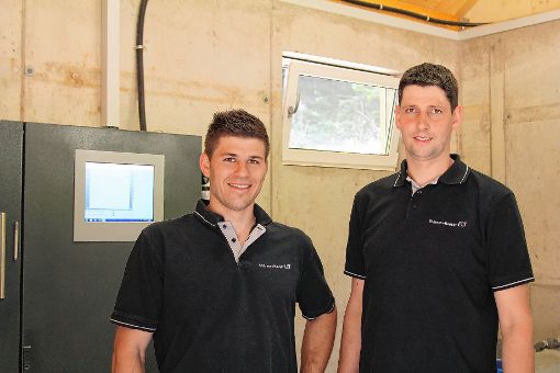 Sind seit bald einem Jahr stolze Besitzer eines Wasserkraftwerks in Gersbach-Lochmühle: Simon Gerwig (links) und Jürgen Müller.   Foto: Karl-Heinz Rümmele Foto: Markgräfler Tagblatt