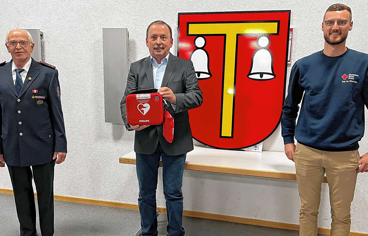 Freuen sich über den Defibrillator für Mambach: Artur Frank, Klaus Wetzel und Johannes Thoma (von links). Foto: Hans-Jürgen Hege