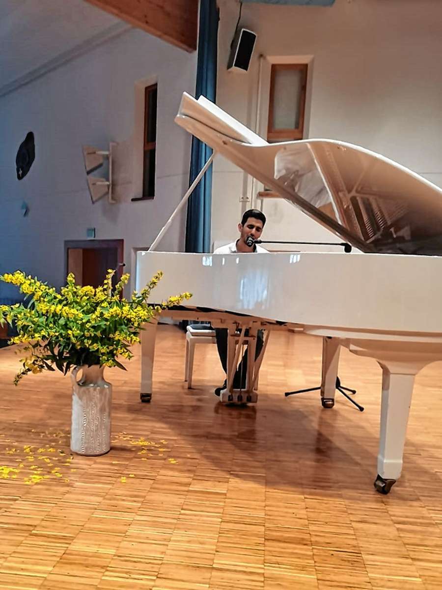 Pianist Aeham Ahmad trat auf. Dazwischen las Michaela Fohmann aus seiner ergreifenden Autobiographie. Foto: zVg