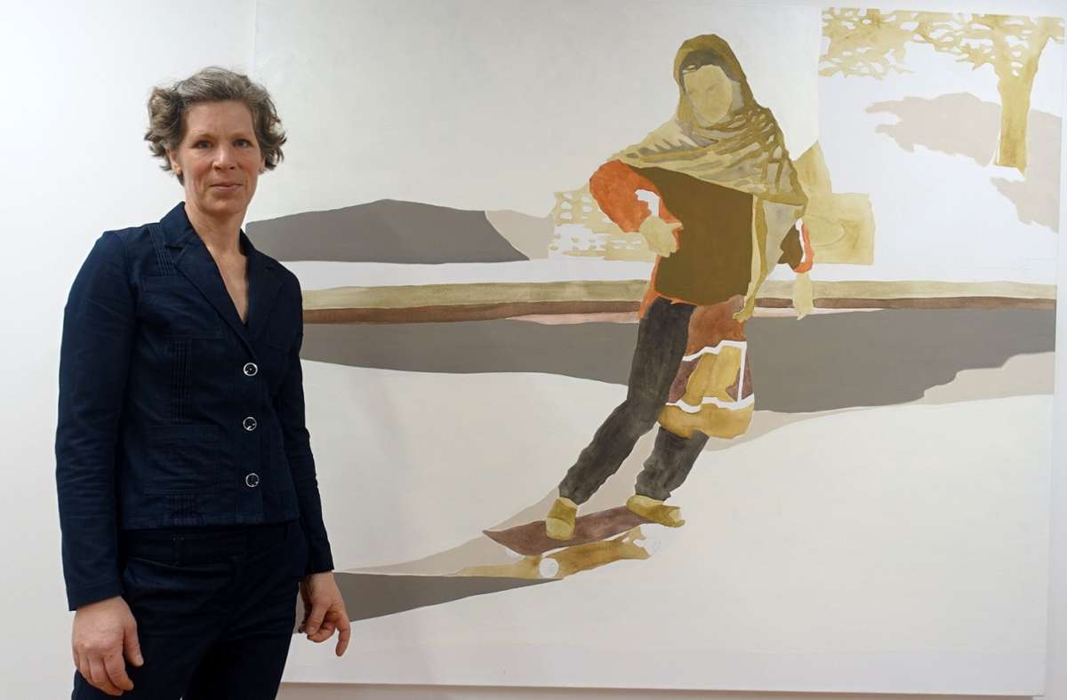 Die Malerin Vivian Kahra in ihrer Ausstellung im Stapflehus neben dem Skaterbild „Solid Morning“ Foto: /Jürgen Scharf