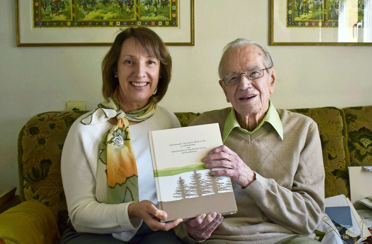 Ehrenbürger Wolfgang Klein bei der Übergabe des Buches als Geschenk für die Gemeinde an Bürgermeisterin Christine Trautwein-Domschat Foto: zVg/Gemeinde