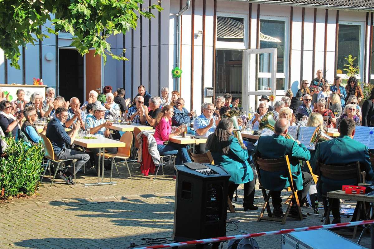 Da war was los im Dorf! Bei schönstem Wetter begeisterte der Musikverein Dossenbach sein Publikum, das mit dankbarem Applaus nicht sparte. Foto: Rolf Reißmann