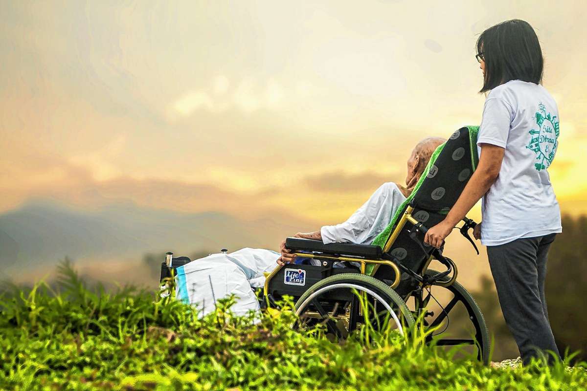 Um Menschen in der letzten Phase ihres Lebens kümmern sich die 35 Ehrenamtlichen des Ambulanten Hospizdienstes. Symbolfoto: Pixabay