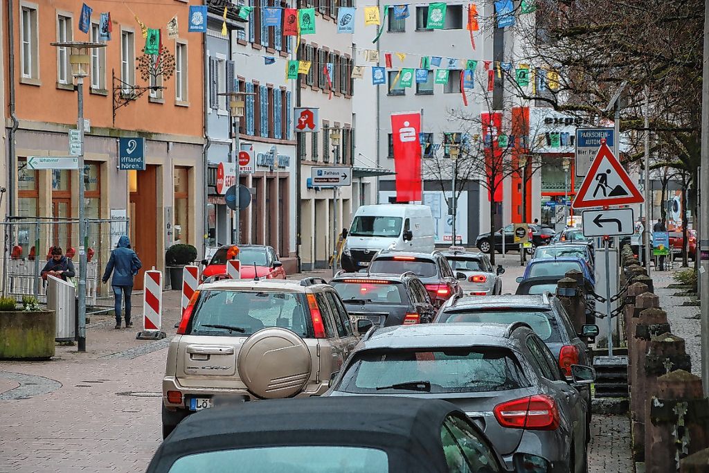 Autofrei sein soll nach SPD-Vorstellungen an Markt-Samstagen  künftig  die Hauptstraße.  Foto: Werner Müller Foto: Markgräfler Tagblatt
