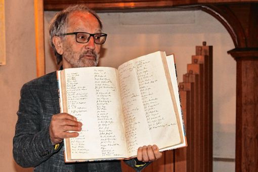 Axel Huettner zeigte den Zuhörern die Vielfalt der Schriften in den handgeschriebenen Büchern auf. Foto: Rolf Reißmann