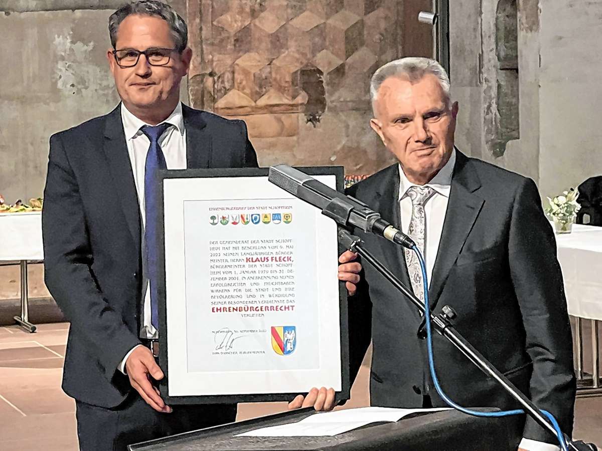 Bürgermeister Dirk Harscher verleiht seinem Vor-Vorgänger Klaus Fleck die Ehrenbürgerwürde.