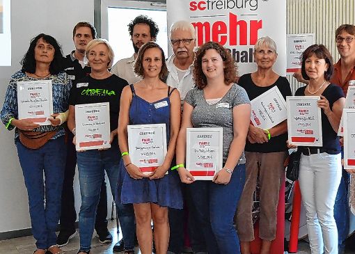 Babylotsin Vera Stächelin (1. Reihe, vierte von links) nimmt neben 25 weiteren Projektvertretern die Spende des SC Freiburg entgegen.  Foto: zVg Foto: Die Oberbadische