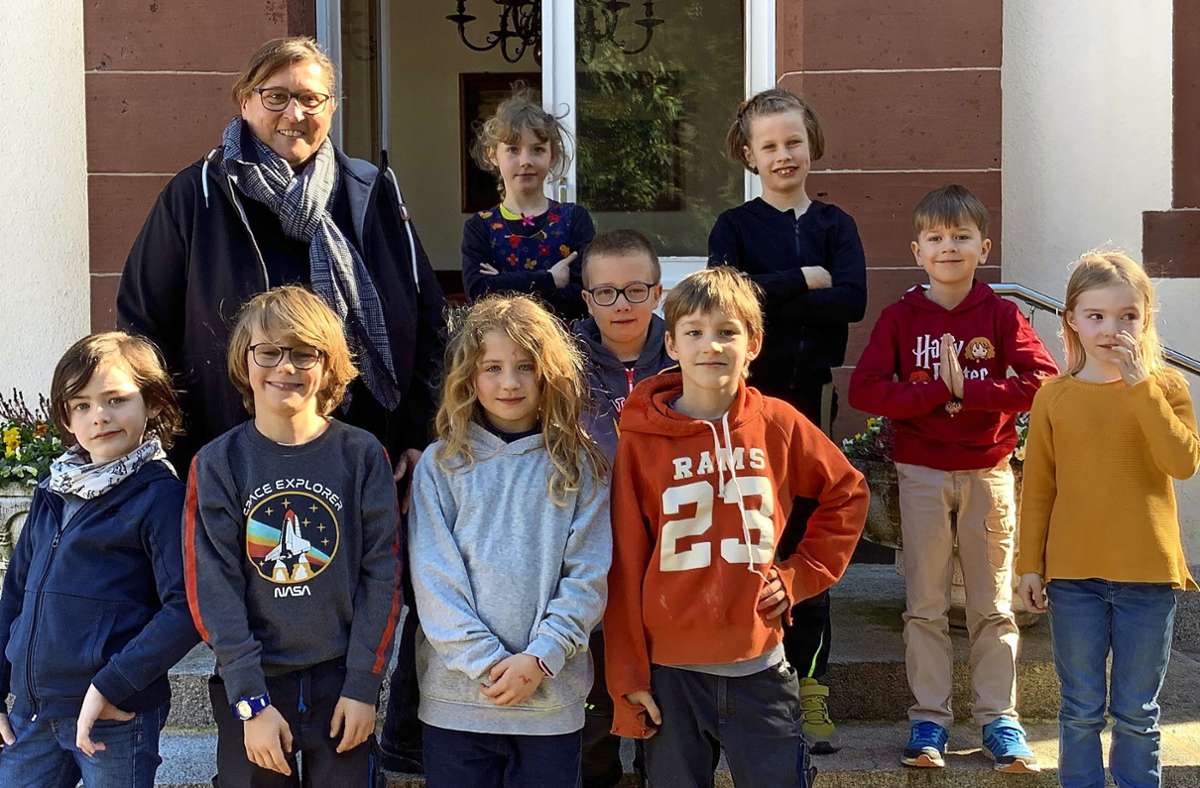 Im Austausch mit Ortsvorsteherin Silke Herzog: Kinder der Schöpflin Schule Foto: Schöpflin Schule