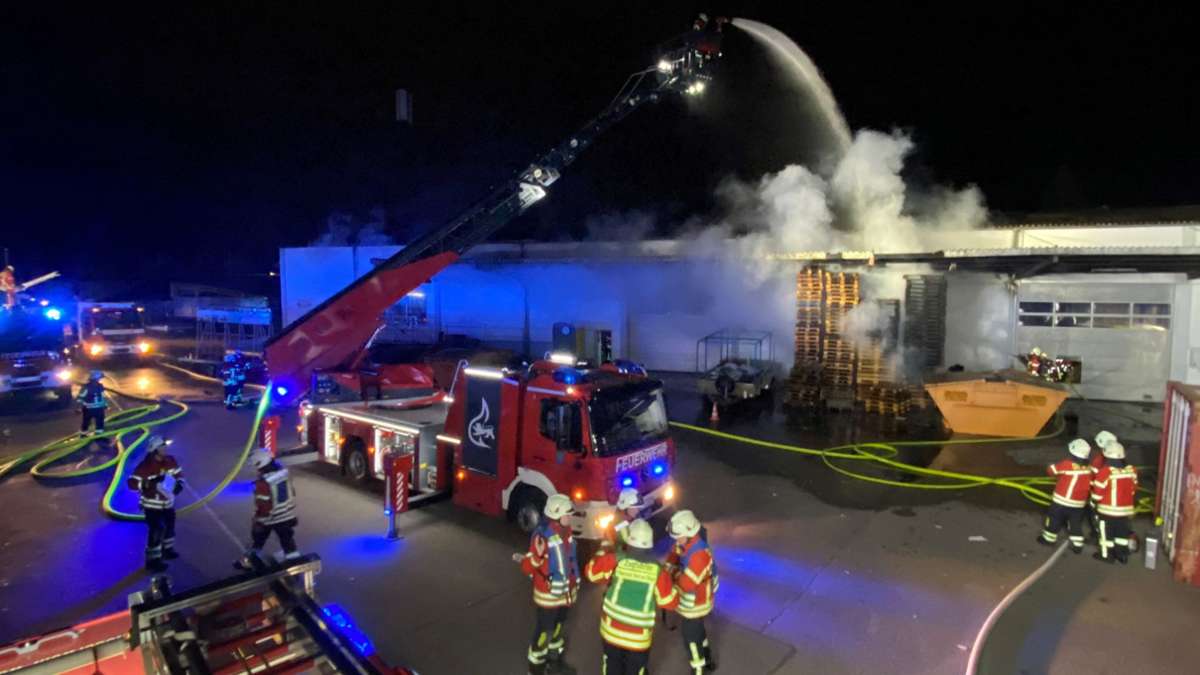 Weil am Rhein: Brand bei einer Lagerhalle in Haltingen