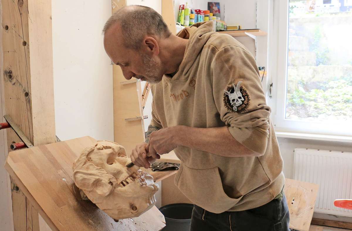Jörg Heitz arbeitet an seiner neuesten Maske. Foto: Jennifer Ningel