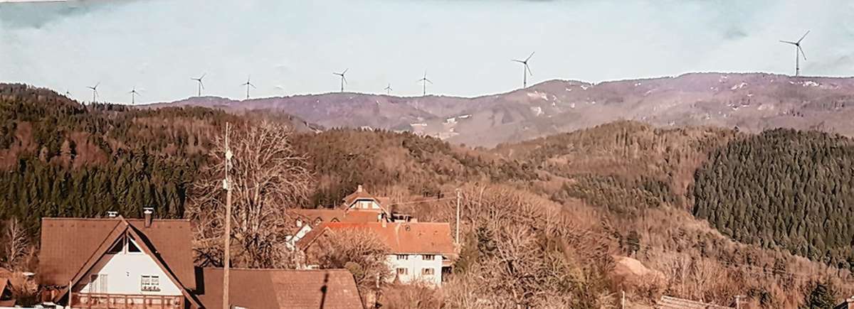 Die animierten Windräder auf dem Höhenzug des Zeller Blauen, vom Kleinen Wiesental aus gesehen. Die jetzt geplanten Anlagen werden nochmals um 30 Meter höher sein. Aber eine Entscheidung wurde in Tegernau vertagt.