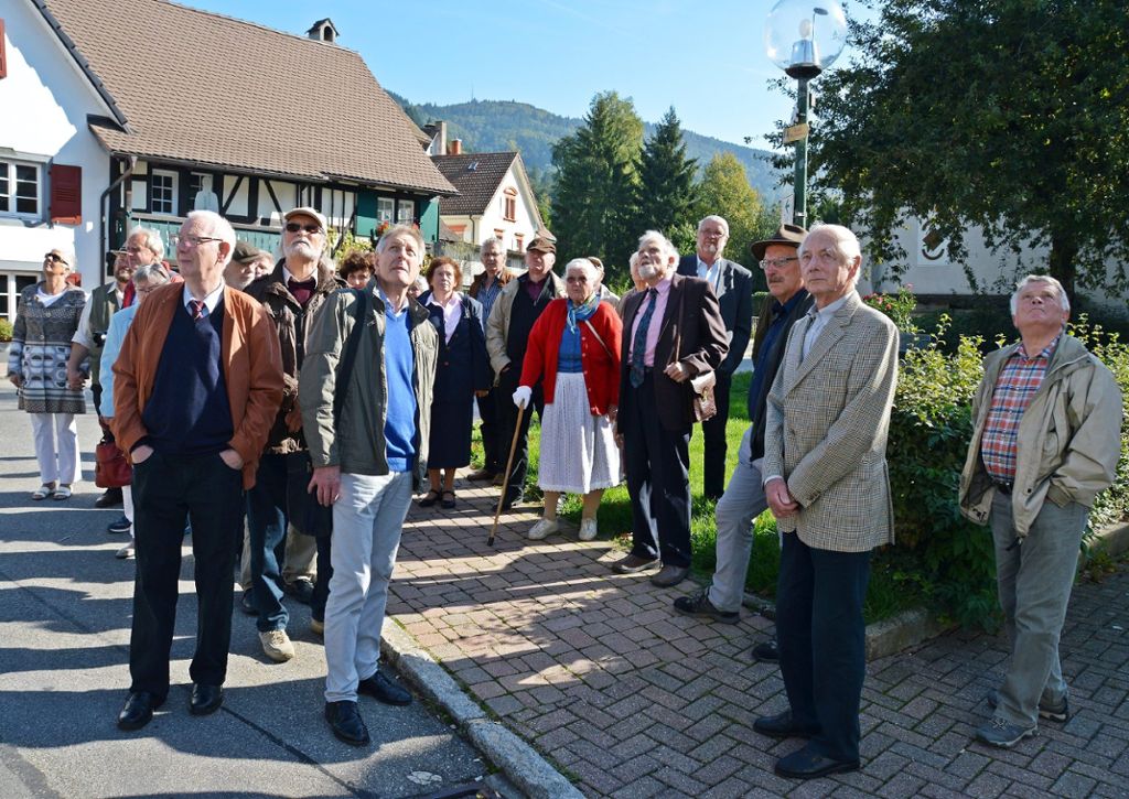 Professor Klaus Schubring (5. von rechts) zeigte vor Ort die Geschichte Hausens zur Zeit von Johann Peter Hebel auf.  Fotos: Silvia Waßmer