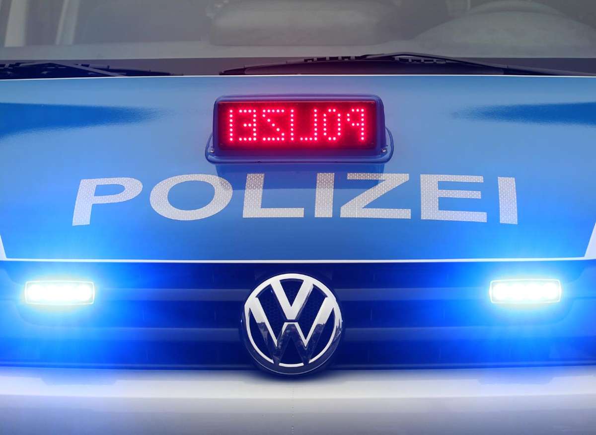Die Polizei beobachtete die Montags-„Spaziergänge“ in der Markgrafenstadt. Foto: dpa / Roland Weihrauch