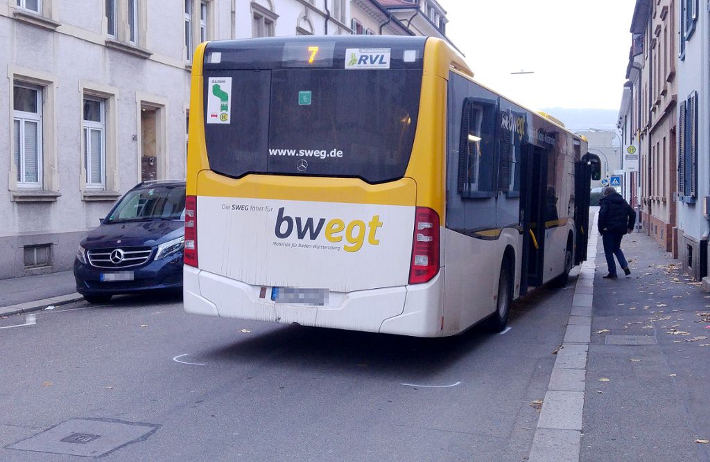Lörrach: Zusammenstoß: Zwei Fahrgäste in Bus verletzt