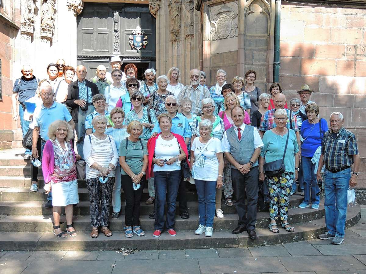 Die Teilnehmer des Offenen Kreises vor dem Wormser Dom St. Peter Foto: zVg