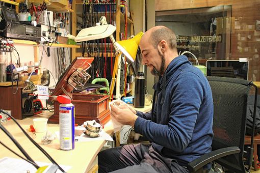Alexander Käslin hat in der Basler Reparaturwerkstatt „Rep-statt“ schon so manche harte Nuss geknackt. Foto: Toni Kostic