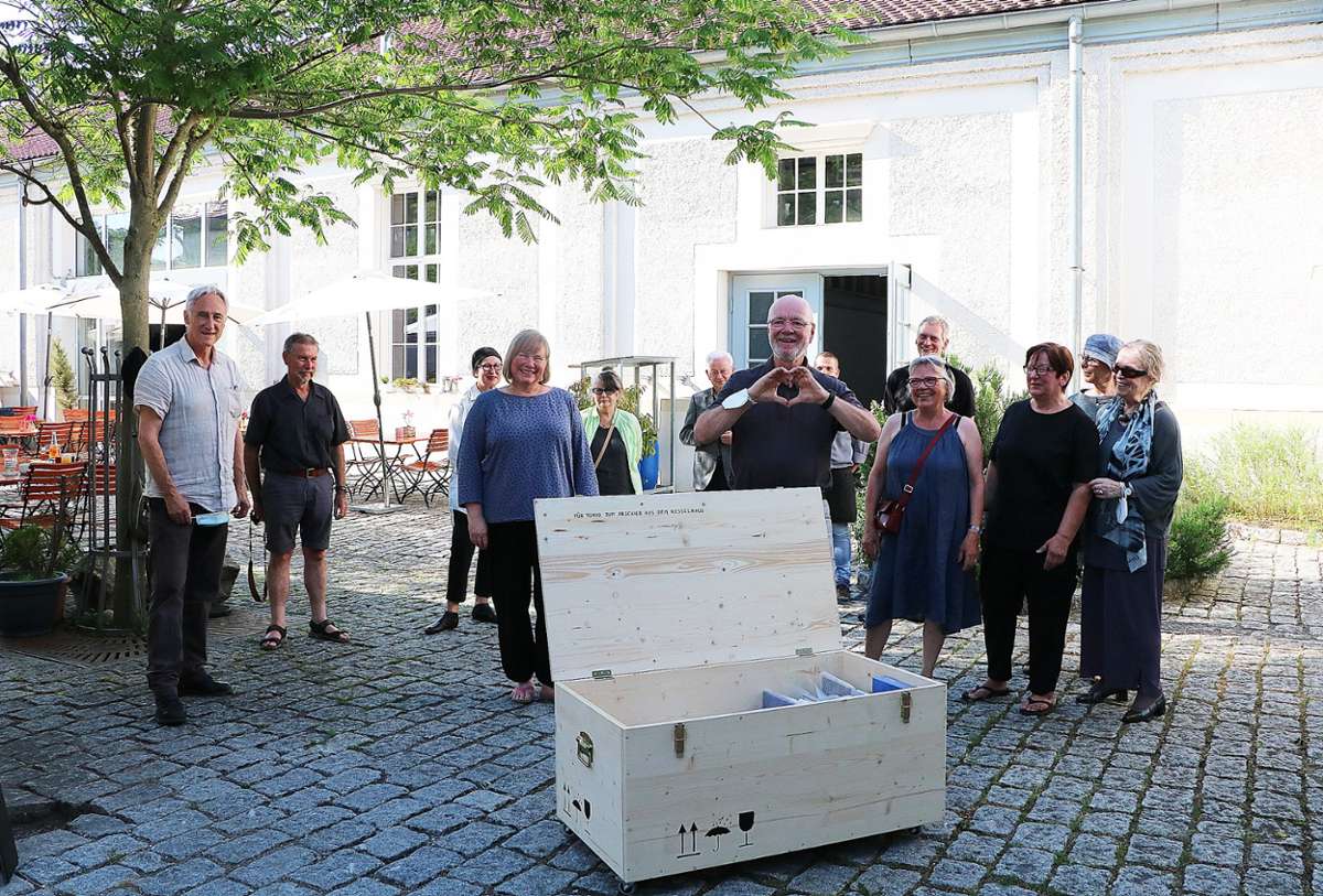 Weil am Rhein: Eine Holzkiste gefüllt mit Kunstwerken