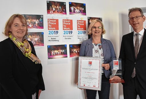 Freuen sich über die Auszeichnung des Instituts „Great Place to Work“ (von links):  Birgit Ackermann, Beate Pfriender-Muck und Christoph Dürdoth.   Foto: Vollmar