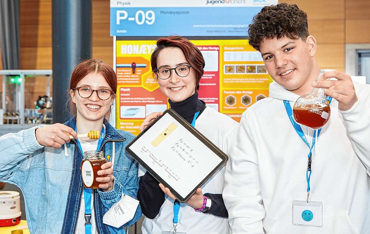 Anna Perkovic, Johanna Hipp, und Donat Miftari sahnten mit ihrem Projekt „Honeyspoon“ den ersten Platz im Fachbereich Physik ab.