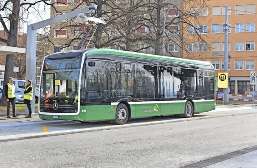 Damit E-Bussen der Linie 36 nicht der Strom ausgeht, wurde jetzt eine Ladestation an der Haltestelle Klybeck in Betrieb genommen. Foto: Michael Werndorff