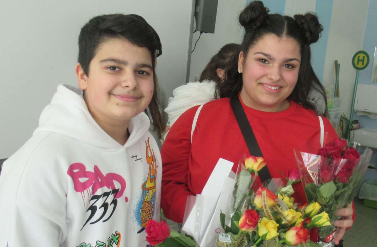 Angelo Kodheli und Zoi-Evgenia Kodheli verteilten am Valentinstag an der Hebelschule Schliengen die kleinen Überraschungen. Foto: zVg/Hebelschule