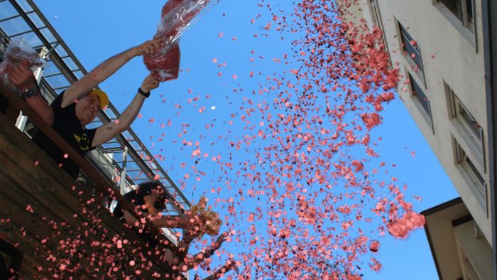 Confetti-Festival : Tausende Besucher feiern bei Tropenhitze