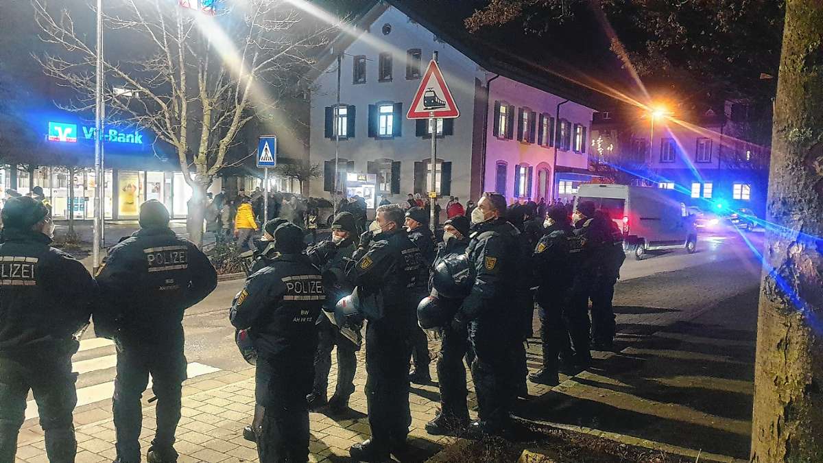 Ein großes Polizeiaufgebot war präsent, als die „Spaziergänger“ – auch in der Bahnhofstraße – unterwegs waren.